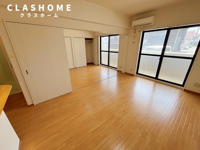 居室・リビング　同物件の別部屋になります。