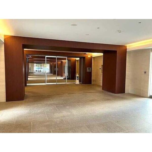 その他　【エントランス（外）】マンションエントランス