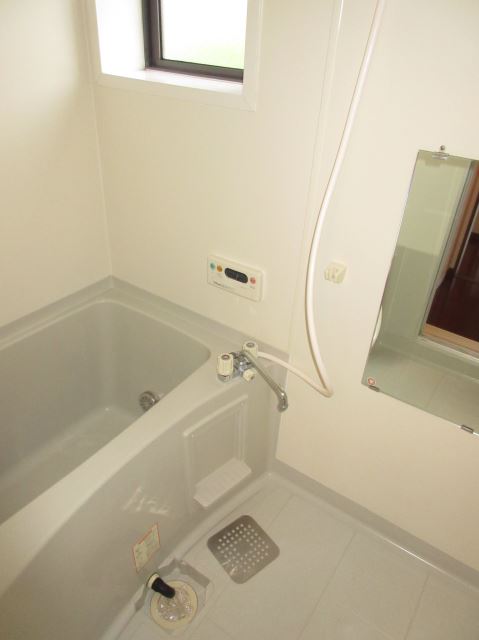 バス・シャワールーム　窓があり清潔感のあるバスルームです。
