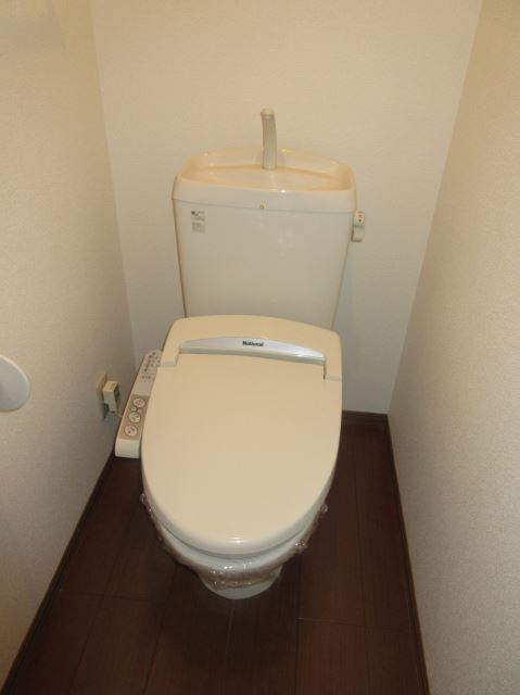 トイレ　ウォシュレット完備です。