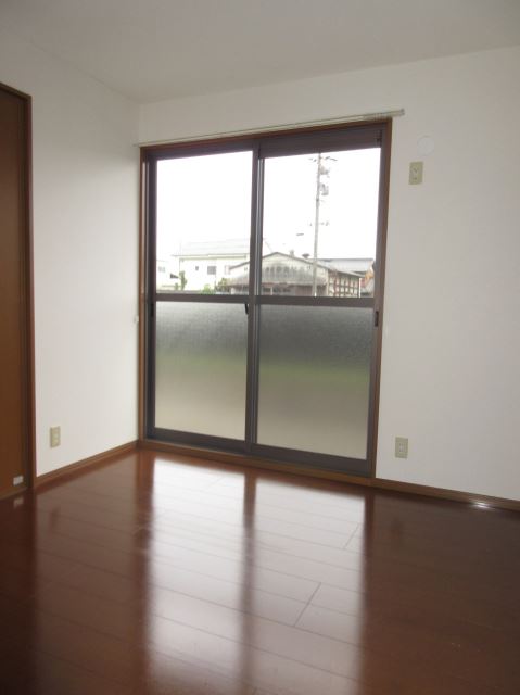 玄関　陽が入る洋間です。