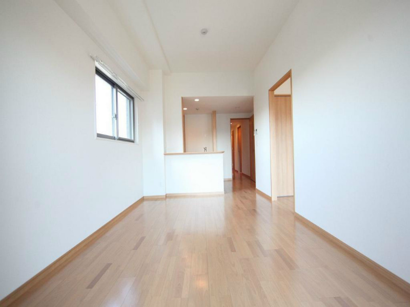 居室・リビング　ＬＤＫ12.7帖　カウンターキッチン　エアコン付　バルコニー