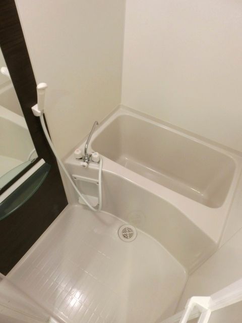 バス・シャワールーム　清潔感のあるバスルーム。