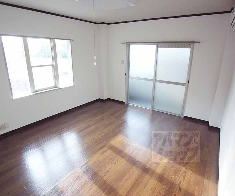 居室・リビング　大きな窓が２つあり明るいお部屋です。