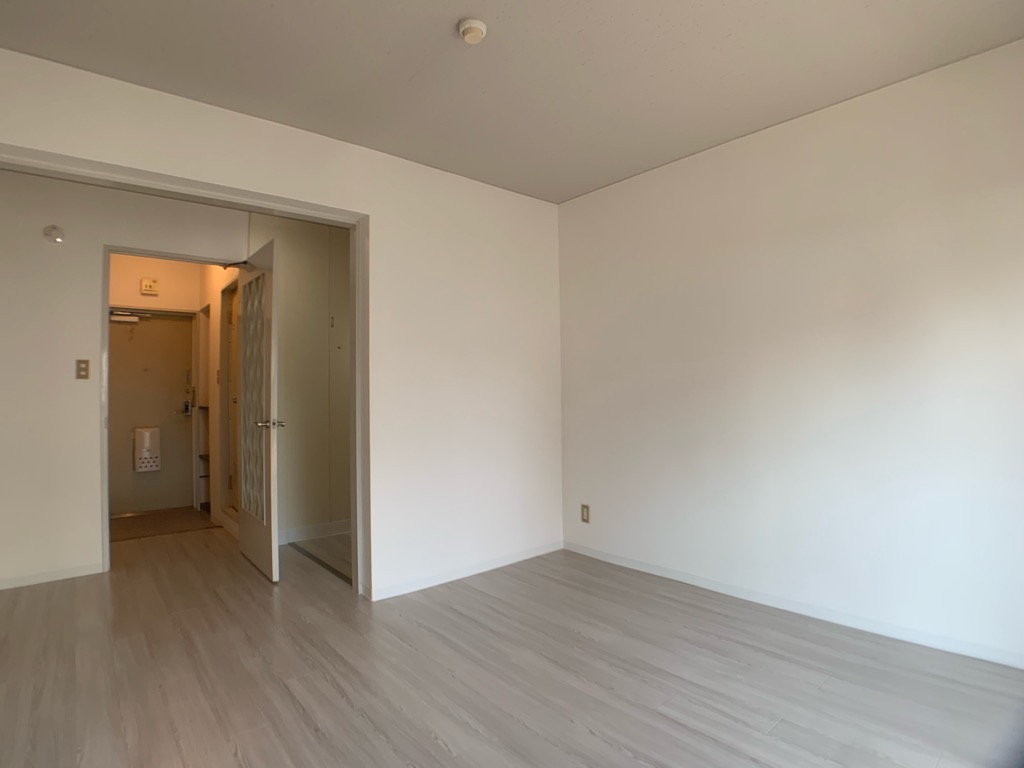 居室・リビング　西向きエアコン付き7帖の洋室です♪