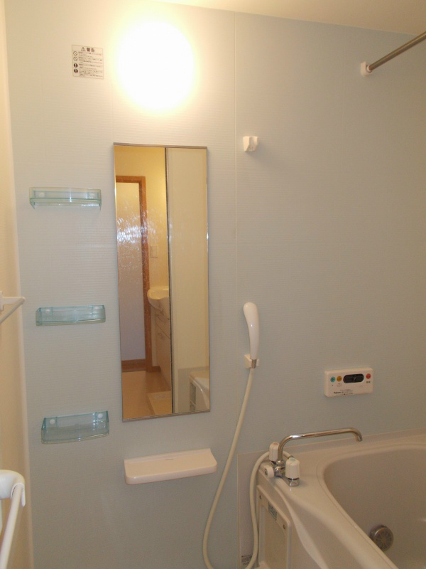 バス・シャワールーム　コンパクトで使いやすいお風呂です