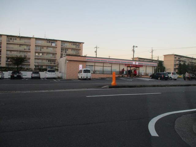 コンビニ　セブンイレブン（コンビニ）まで1136m