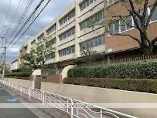 中学校　深川第三中学校（中学校）まで127m