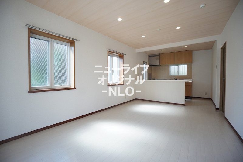 居室・リビング　2面採光で明るい12.9帖リビングです☆