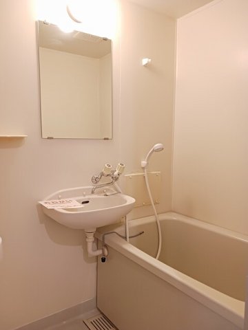 バス・シャワールーム　コンパクトで使いやすいお風呂です