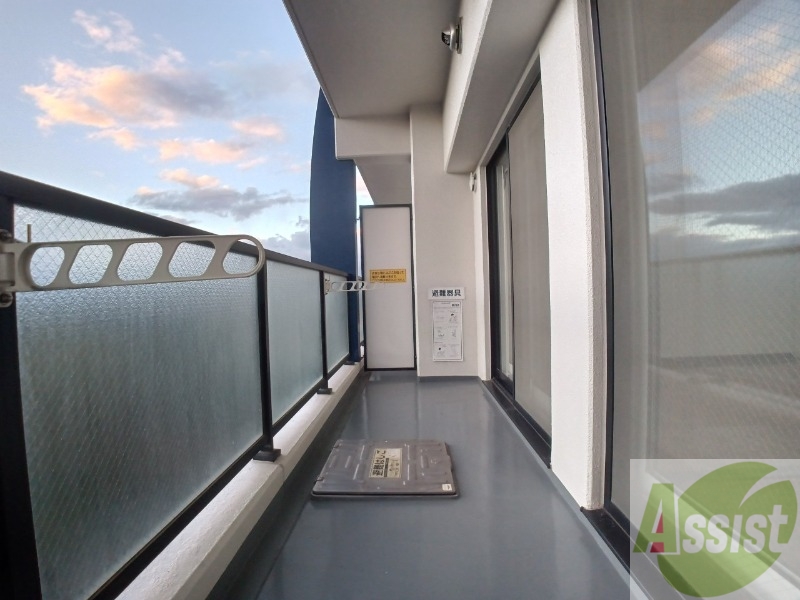 バルコニー　バルコニーは幅があり、広い印象を受けました。