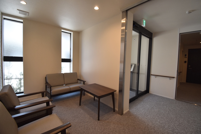 ロビー　ロビーにはタクシーの送迎待ちなどに使えるスペースがあります♪