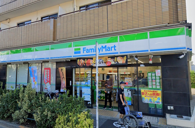 コンビニ　ファミリーマート新代田駅前店（コンビニ）まで257m
