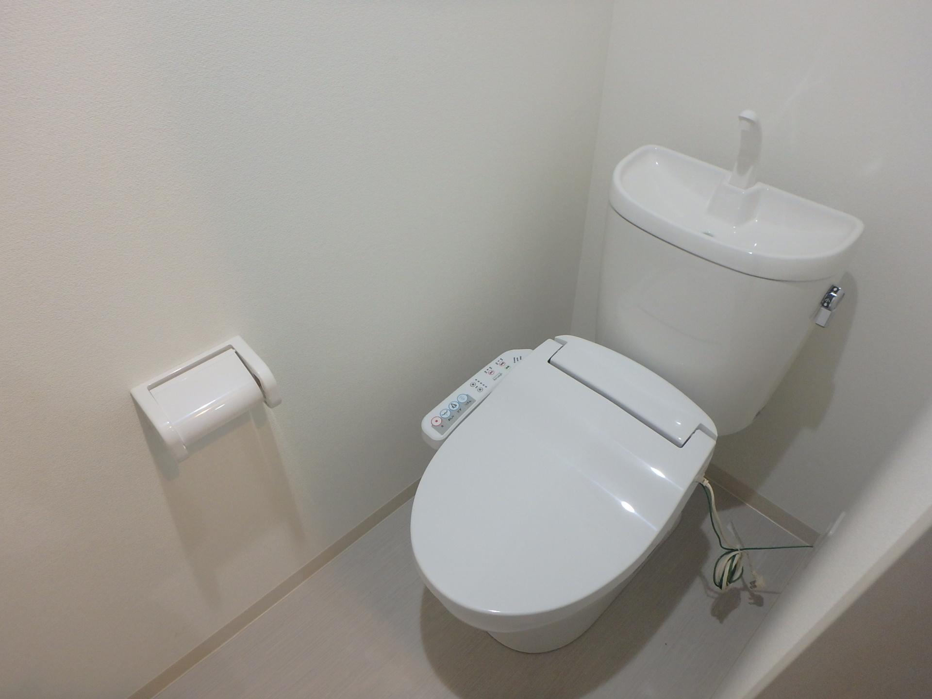 トイレ　温水洗浄便座付きのトイレです