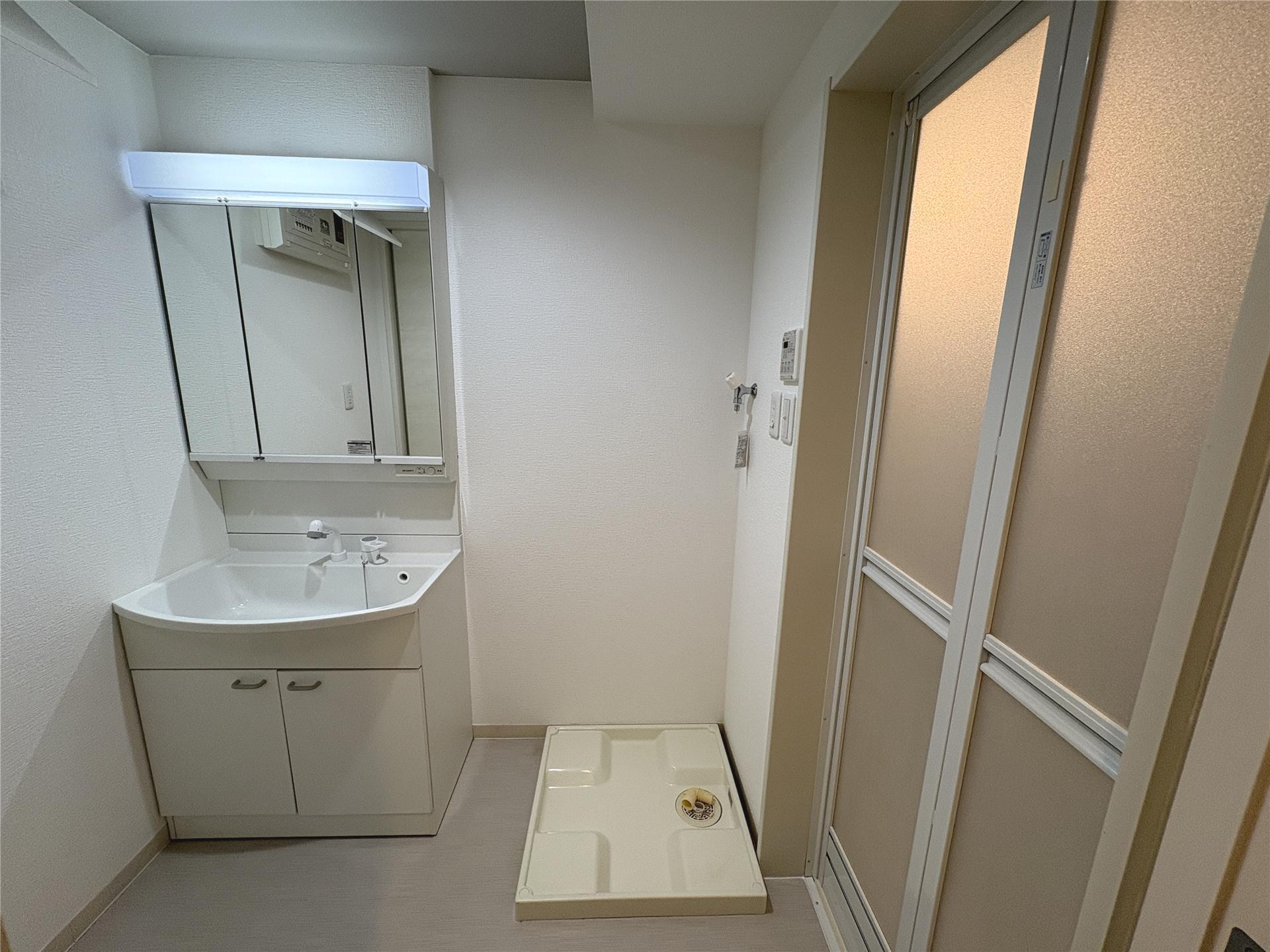 洗面設備　独立洗面台付きです