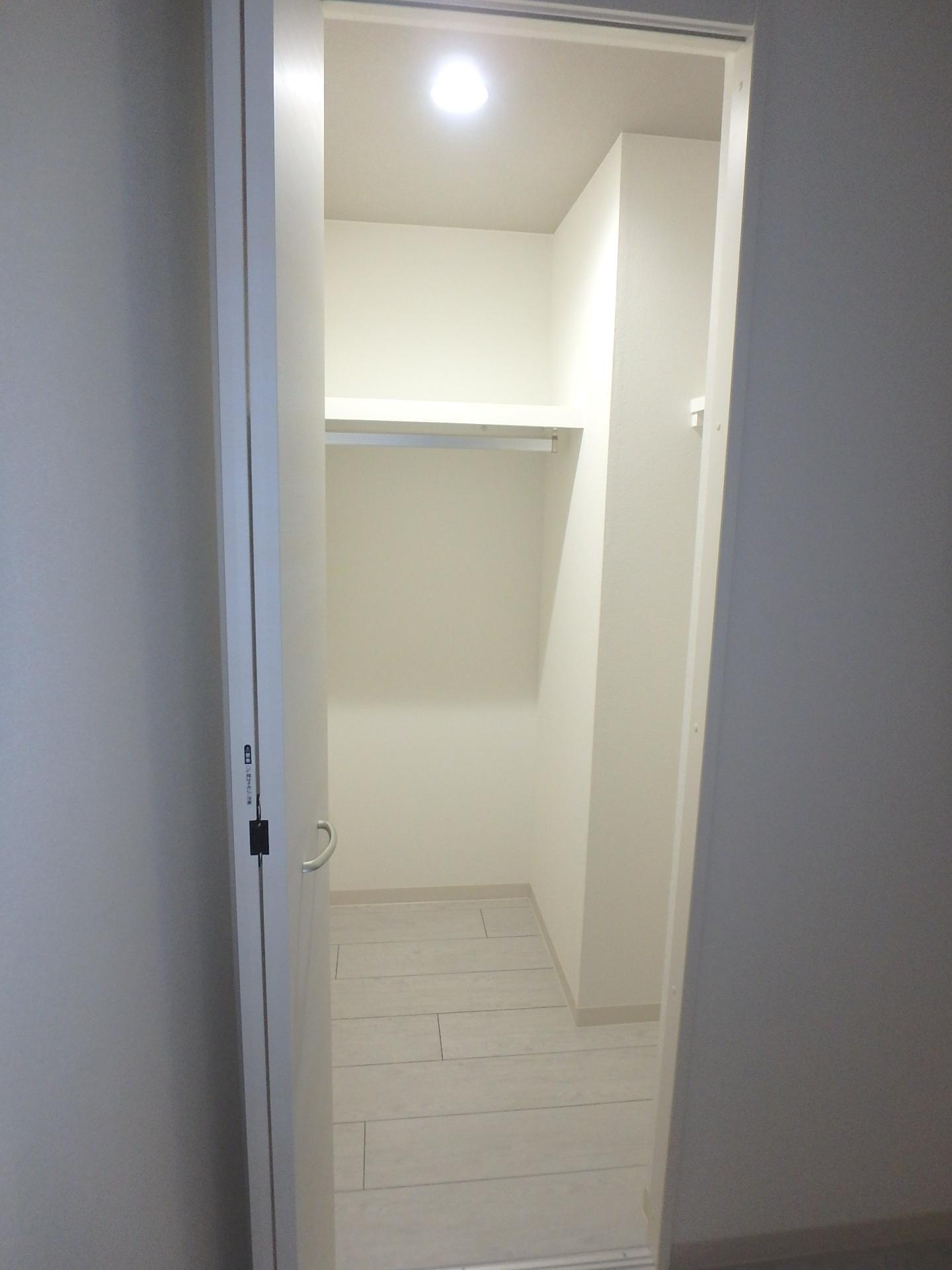 収納　奥行のあるウォークインクローゼット付きです