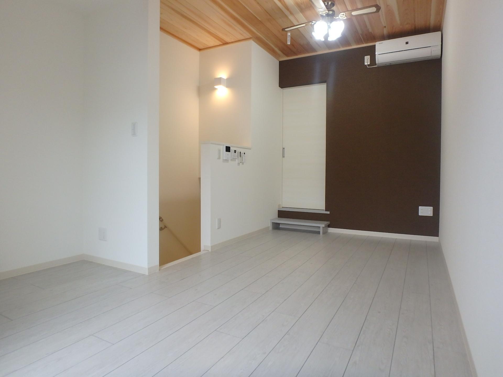 居室・リビング　天井が高く開放感のあるリビングです