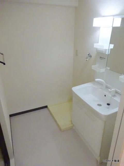 洗面設備　独立洗面台と室内洗濯機置場あります！