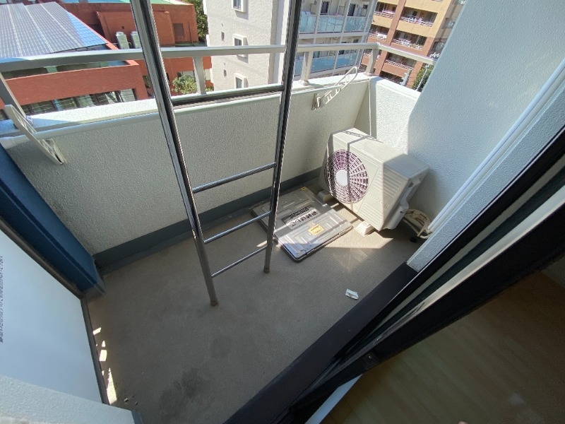 バルコニー　ハンガーパイプ付で洋服の収納も楽々です。２段式で収納便利