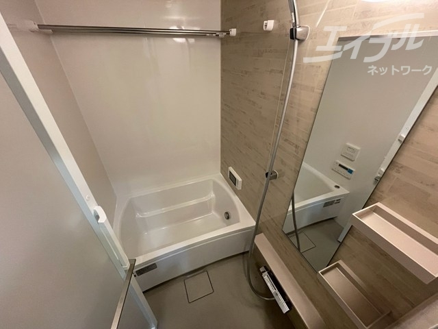 バス・シャワールーム　浴室乾燥機付きバスルームになります。