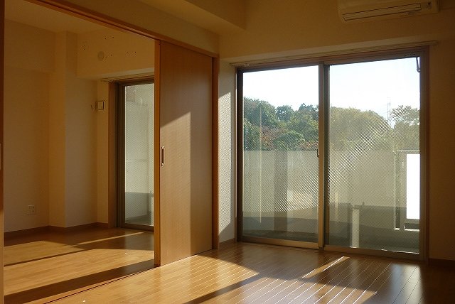 居室・リビング　「落ち着いた色合いの床材を使用した居住空間」
