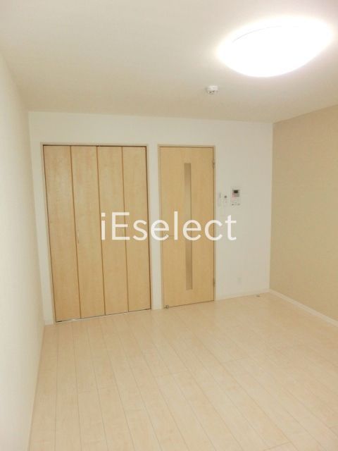 その他部屋・スペース　バルコニーからの洋室です。