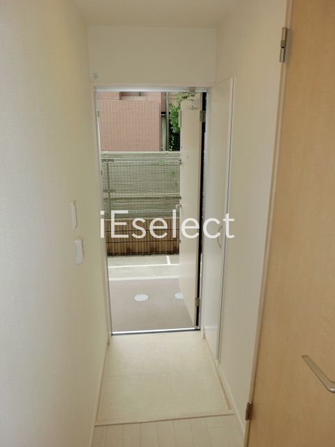 玄関　玄関にはトールタイプのシューズボックス。