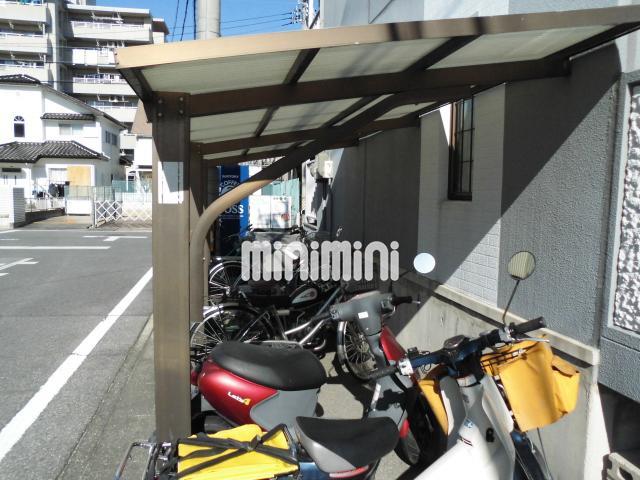 庭　屋根付き駐輪場です