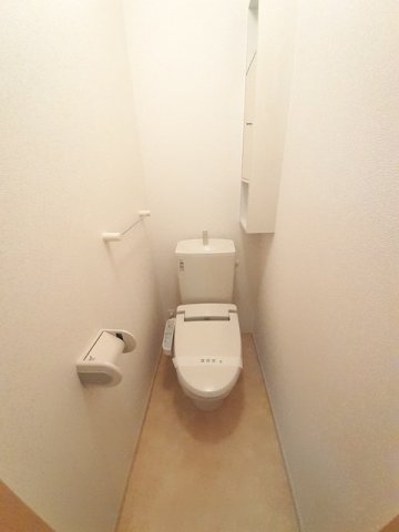 トイレ　落ち着いた色調のトイレです