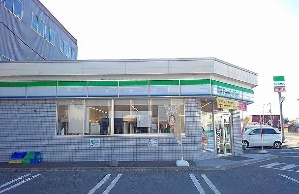 コンビニ　ファミリーマート（コンビニ）まで300m