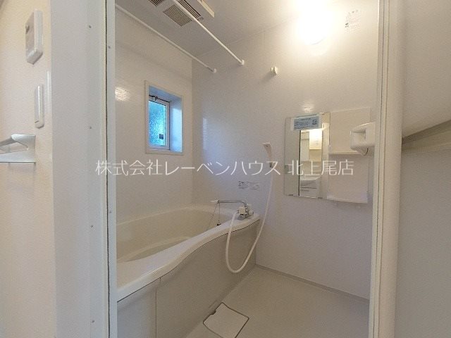 バス・シャワールーム　追い焚き・浴室乾燥付き。小窓があるので湿気もこもりにくくてカ