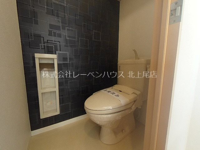 トイレ　温水洗浄便座付き。ペーパーストックも置いておきます。