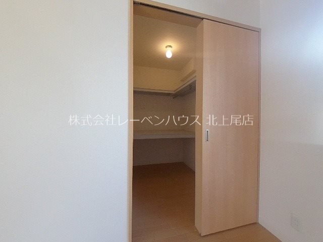 収納　大型収納には衣類はもちろんキャリーバッグなどの大きなものも収