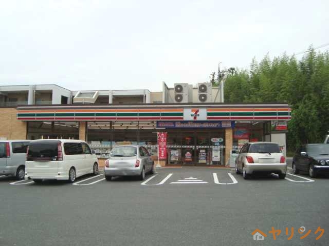 コンビニ　セブンイレブン（コンビニ）（コンビニ）まで870m