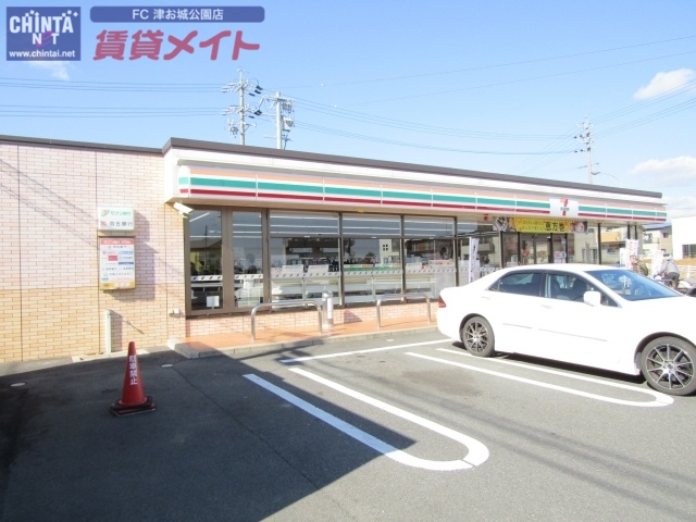 コンビニ　セブンイレブン 津市一身田中野店（コンビニ）まで300m