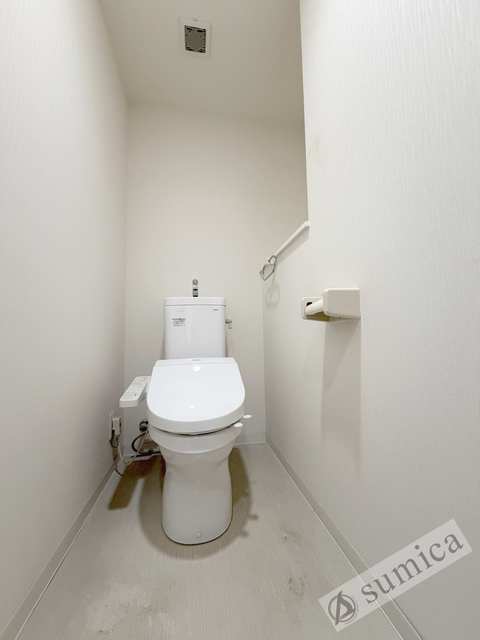 トイレ　人気アイテムの温水洗浄便座。清潔感のあるトイレです。