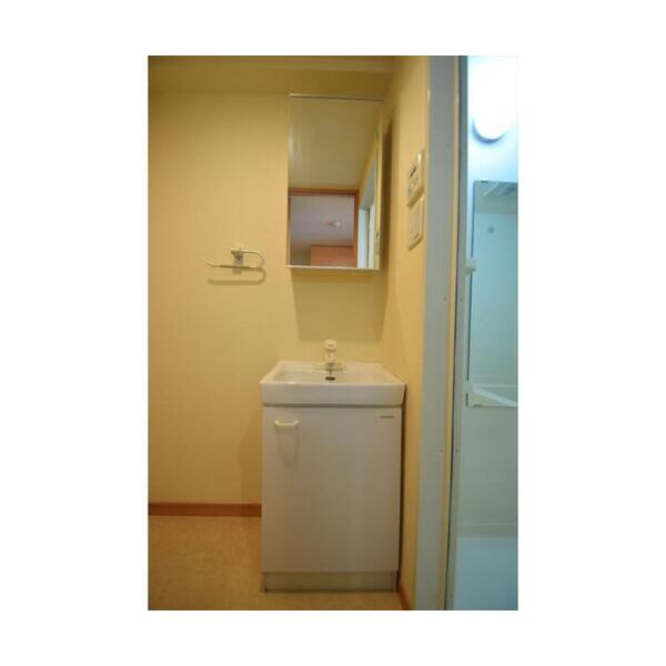 洗面設備　※写真は同じマンションの違う部屋のものになります。