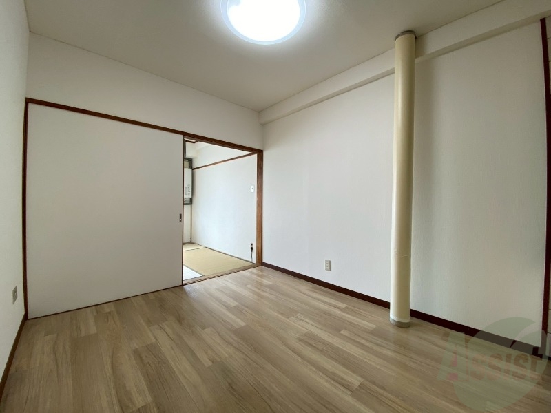 居室・リビング　木目のフローリングは落ち着きのある印象のお部屋になりますね。