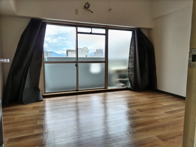 居室・リビング　洋室８．３帖　南向きのお部屋です☆