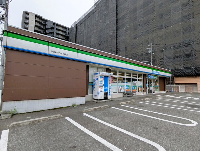 コンビニ　ファミリーマート甲府丸の内三丁目店　徒歩２分（コンビニ）まで120m