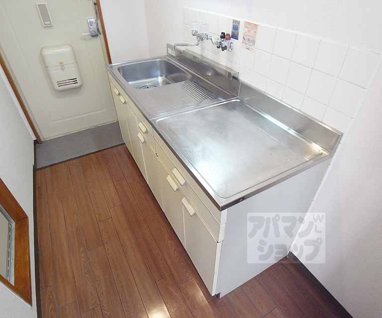 キッチン　二口コンロ設置可能。