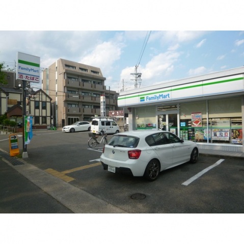 コンビニ　ファミリーマート（コンビニ）まで50m