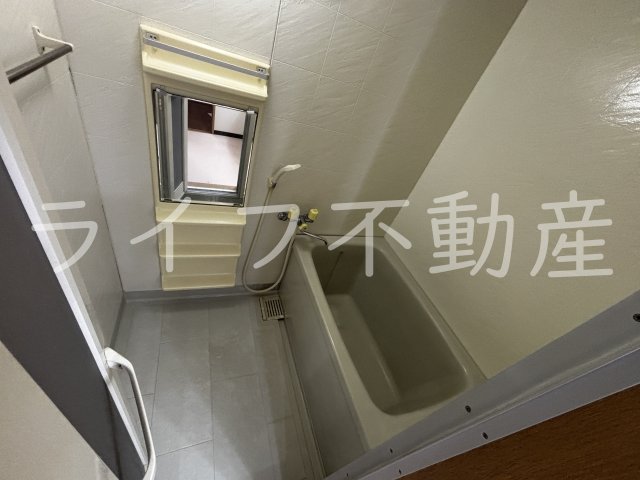 バス・シャワールーム　コンパクトで使いやすいお風呂です