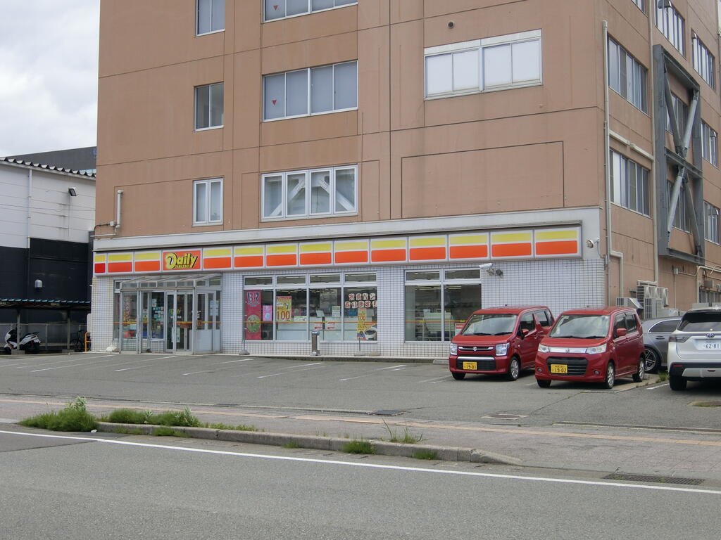 コンビニ　デイリーヤマザキ中通七丁目店（コンビニ）まで605m