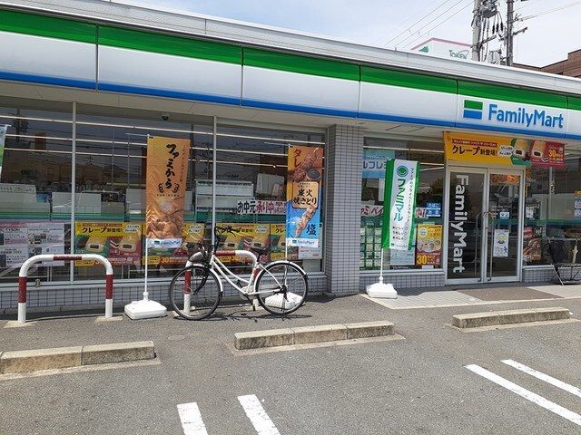 コンビニ　ファミリーマート様（コンビニ）まで210m