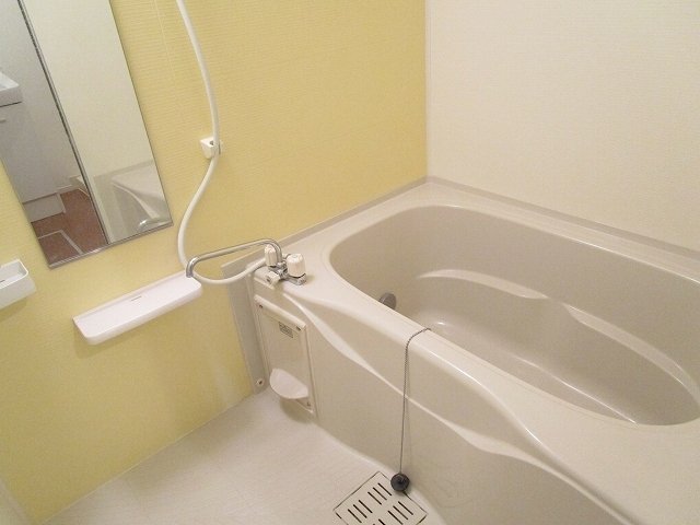 バス・シャワールーム　コンパクトで使いやすいお風呂です