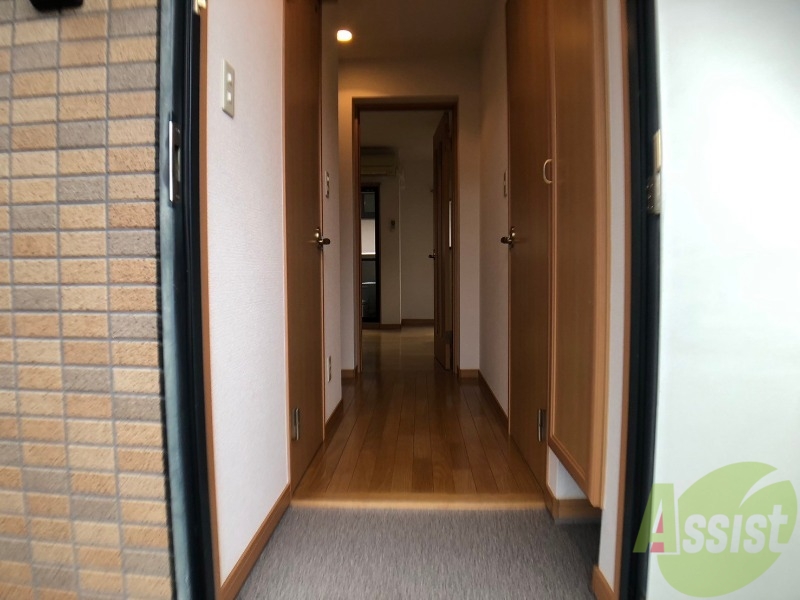 玄関　玄関から各居室へスムーズに行けそうですね