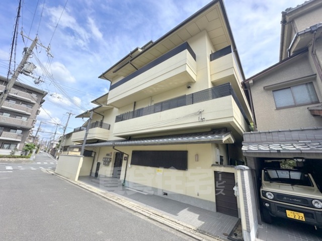 京福電鉄北野線 北野白梅町駅 徒歩12分 3階建 築47年の外観写真
