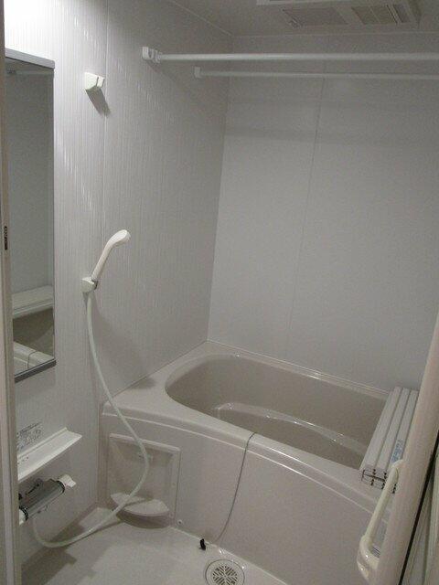 バス・シャワールーム　コンパクトで使いやすいお風呂です