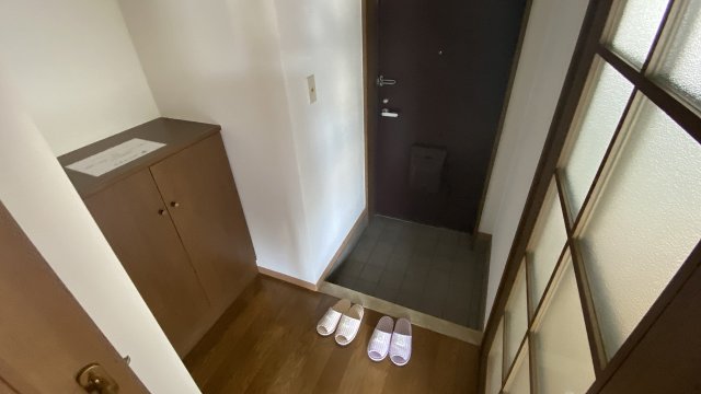 玄関　写真は同マンションの他のお部屋のものです